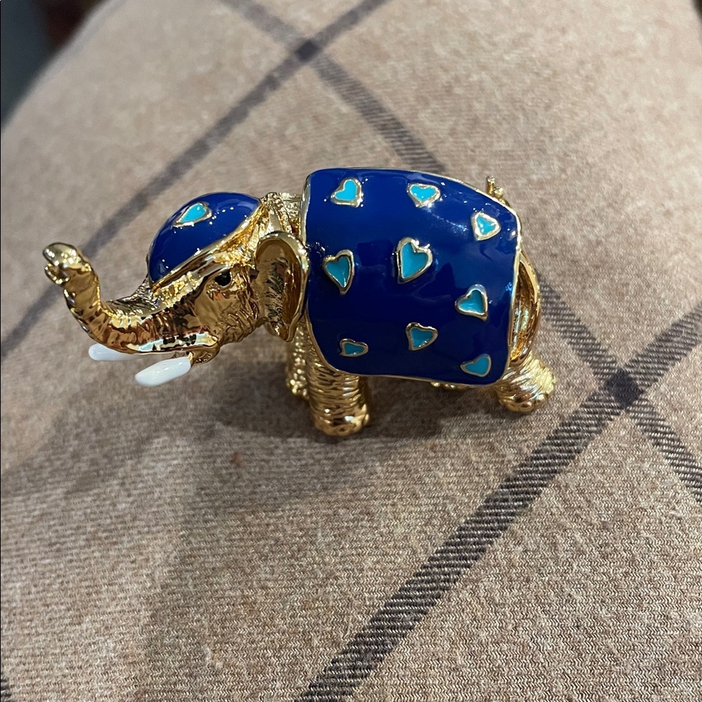 Metropolitan Museum of art MCM.CN
Beautiful crafted, Ciner elephant brooch